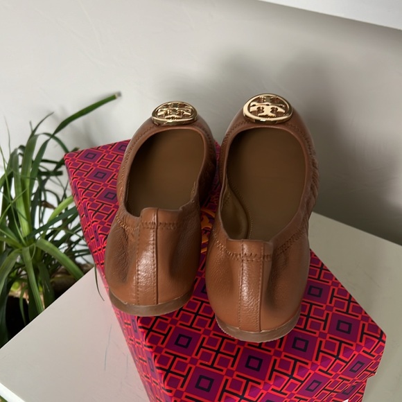 New in box Tory Burch travel ballet slippers. Nappa/Tan w/ gold logo. Size 9. - Picture 5 of 8